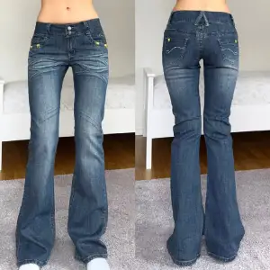 As coola jeans. Midjemåttet är 72 och innerbenslängden 82. Hon på bilden är 171cm lång🥰❤️