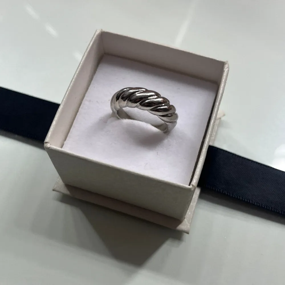 Fin rostfri ring i färgen silver, säljer pgd av den inte kommer till användning⭐️💖. Övrigt.