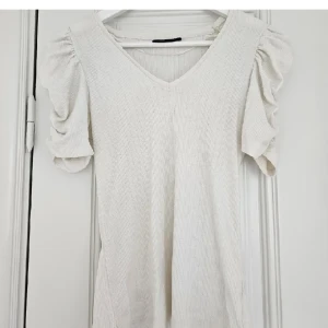 Topp med puffärm - Söt topp med puffärm 💘 mycket fint skick, inga defekter