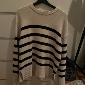 Zara tröja - Stickad tröja från Zara. Använd men i fint skick. Storlek S men är oversize. 