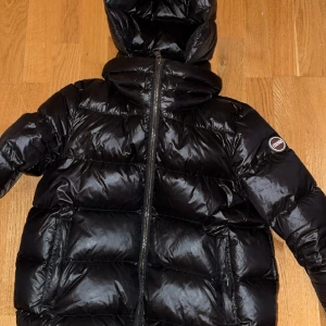 Colmar vinterjacka  - En colmar vinterjacka som är helt ny använd en gång den var alldeles för stor på mig och kan inte lämna tillbaka den. Storlek S men funkar för M också. Den är i jätte bra skick. Pris kan diskuteras vid snabba affärer