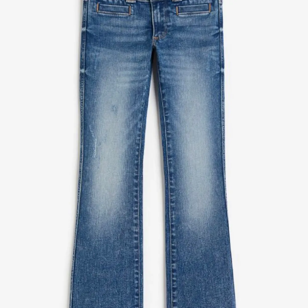 Bootcut low waist jeans i strl 158, skulle rekommendera att vara runt 150-160cm lång. . Jeans & Byxor.
