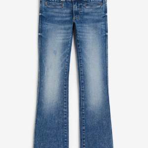 Bootcut low waist jeans i strl 158, skulle rekommendera att vara runt 150-160cm lång. 