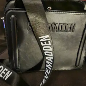 Svart Steve Madden väska.  Medföljer två straps och en mini bag