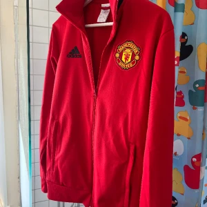 Man United tröja - Näst intill oanvänd United tröja från Adidas. Storleken är S men skulle säga att den sitter mer åt strl M. Hör av dig om du vill ha fler bilder