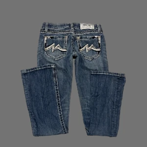 Lågmidjade bootcut miss me jeans - *reserverade* Så fina lågmidjade bootcut miss me jeans i storlek 27!😍 midjemåttet: 37cm innerbenslängd: 84cm PS; KOLLA IGENOM MITT KONTO NI KOMMER HITTA MÅNGA Y2K OCH VINTAGE PLAGG 