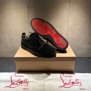 Loubs - Christian Louboutins🩸 - Size: 41,5 fits 42,5 - Cond: 9/10  - Bin:3749kr - Bud:3699kr  - Bud höjs med minst 100kr! - Box och dustbags ingår