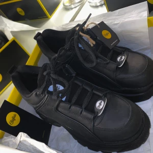 Buffalo sneackers  - Helt nya höga  Buffalo sneakers i stolek 38 