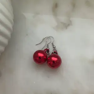 Ett par juliga örhängen, perfekt till julen!💚❤️