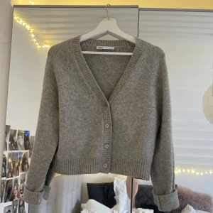 Zaratröja - En jättefina stickad kofta från Zara i väldigt fint skick! 🤍🤎 Färgen är grå med lite lite åt det grå/bruna hållet.