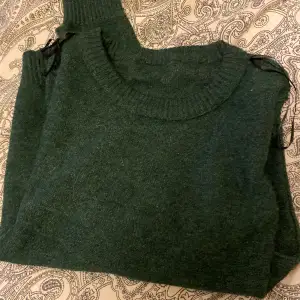 Säljer en fin stickad tröja i mörkgrön. Köpt från vila och är medeltjock. Använd men i bra skick. Kom privat för mer bilder 🩷