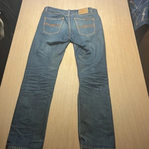 Nudie jeans - Säljer nu mina nudie jeans i modellen Gritty Jackson, storlek 29/32. Köpta på nudie butiken i Barkarby och i bra skick. Sitter slim//straight, skriv för frågor och funderingar👍
