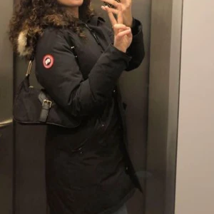 Canada goose Rossclair - Säljer min Canada goose i modellen Rossclair med justebar midja. Köpt från Johnells för 11.000kr och jackan är i jätte bra skick! Storlek L men kan även sitta bra om man har M.   Jackan har en avtagbar pälskrage, en dragkedja på framsidan och knapplås.