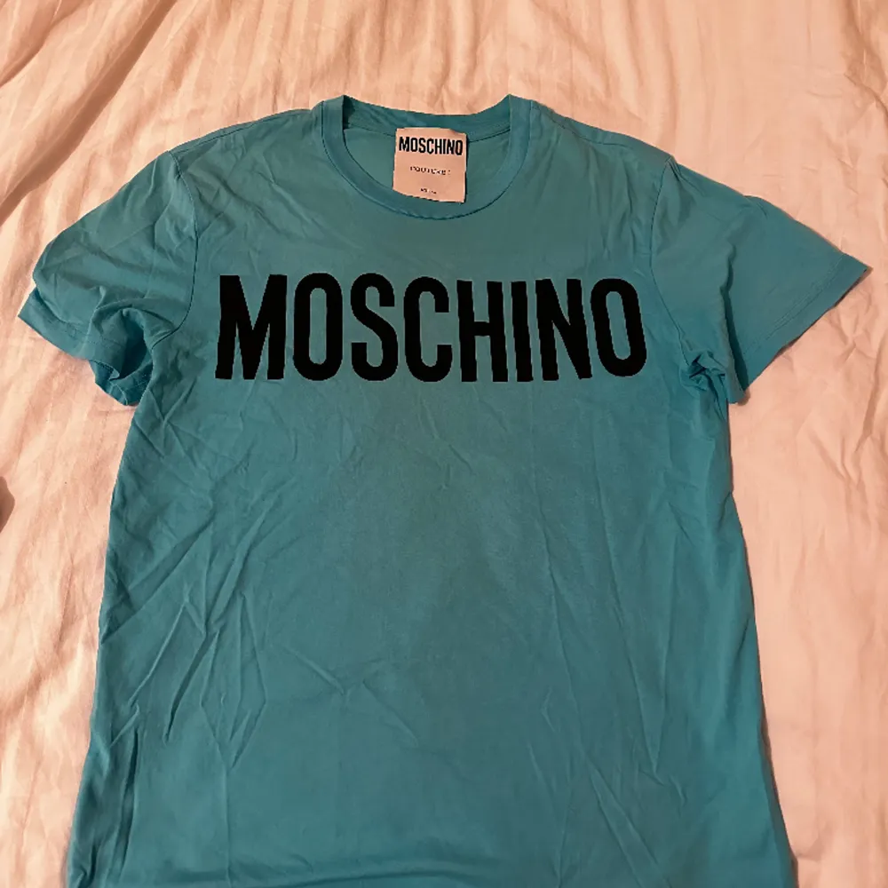 Säljer min moschino t shirt köpt från Johnells (nu mera thernlunds). Köptes för 1500kr, mitt pris 450kr.. T-shirts.