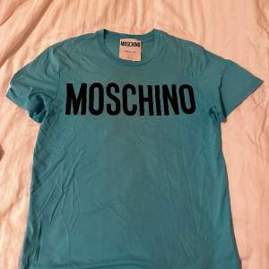 Säljer min moschino t shirt köpt från Johnells (nu mera thernlunds). Köptes för 1500kr, mitt pris 450kr.