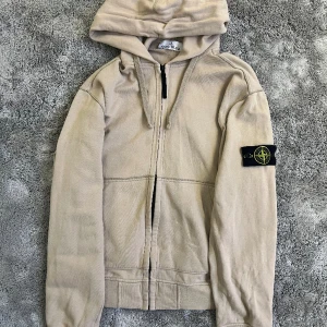 Stone Island Zip Hoodie - Dove Grey Stone Island Zip Hoodie. Storlek L men passar mer som M.  Liten fläck som man ser på första bilden, går säkert bort med fläckborttagning