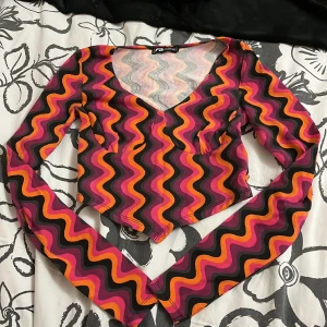 Mönstrad tröja - Säljer en jättefin tröja som har används en gång och som tyvärr är för liten på mig. Köparen står för frakten ❤️