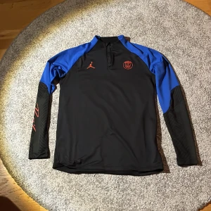 Psg tröja  - Snygg Psg tröja köpt på unisport, väldigt bra skick och använd ett fåtal gånger 