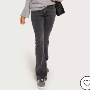 Lågmidjade bootcutjeans - Jättesnygga lågmidjade jeans köpta på Nelly. Storlek 36 men har även lite stretch. Hör gärna av dig vid frågor och funderingar💕