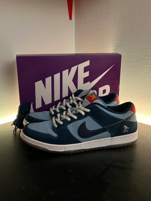 Nike SB Dunk Low Pro Why So Sad? - Nike SB Dunk Low Pro Why So Sad?🐤. Populär sneaker i en eftertraktad färg💥. Storlek 48.5 (US 14)✅. Originalbox och extra skosnören medföljer💯. Perfekt julklapp till dig själv eller någon du tycker om🎁. Skicka meddelande för frågor / fler bilder🤝. 