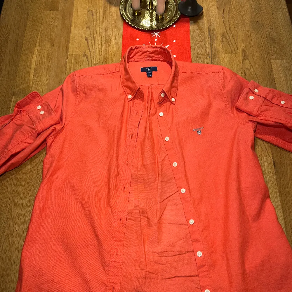 Kolla Hit! Nu säljer vi en röd Gant skjorta, perfekt för sommar och vår. Endast använd två gånger vid skolavslutning. Skjortor.