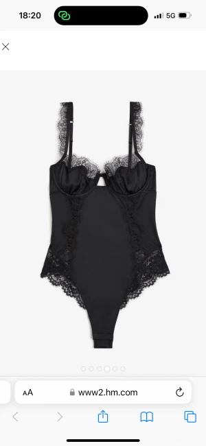 Body - Säljer denna snygga bodyn från H&M, den är helt oanvänd och är slutsåld på hemsidan. Storlek 38🤍