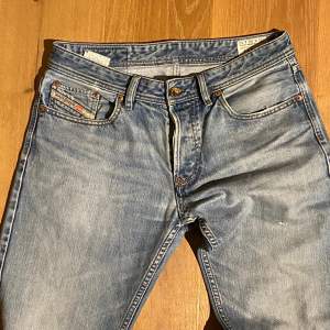 Näst intill nya diesel jeans i modellen Larkee💓Supersnygga o bra material! Säljer pga att dem inte passar mig💗Nypriset är 1800kr! Jättesnygga sömmar på bakfickorna❤️‍🔥