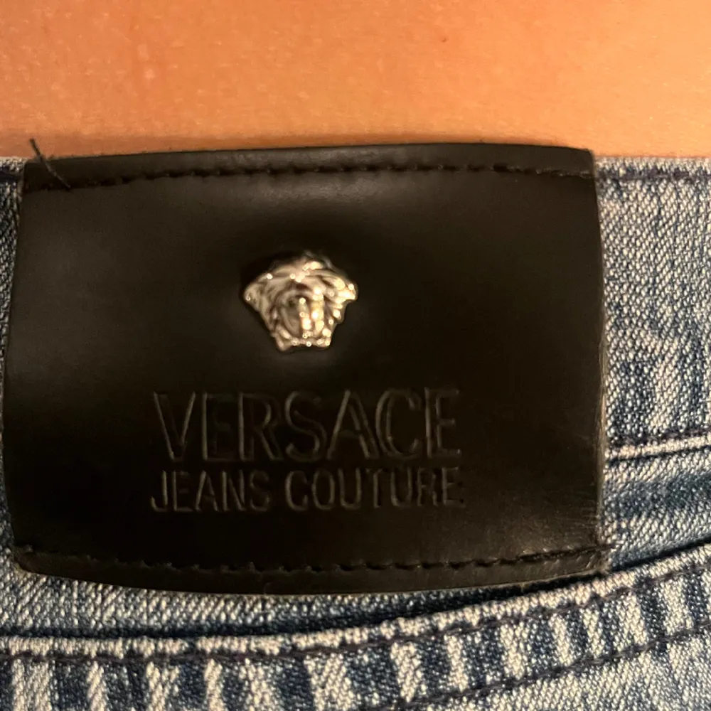 Lågmidjade Versace jeans med ett paljett hjärta på. Jeans & Byxor.