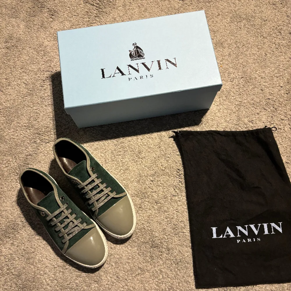 Tja säljer nu dessa riktigt snygga Lanvin skor i mörk grön mocha med grå captoe. Skorna är i storlek 42 och är i 9/10 skick. Endast skorna medföljer. Hör av dig vid frågor eller funderingar:). Skor.