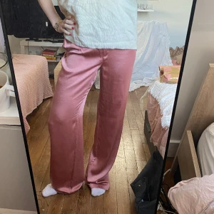 Rosa sidenbyxor - Så trendigt med färgglada byxor!! Dessa är storlek 36 från mango HELT oanvända och lappen sitter kvar. Lågmidjade och så sjukt sköna. Köpare 900kr och är helt slutsålda! Perfekt till fest🌸