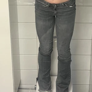 Gråa lågmidjade jeans - Säljer nu dessa jeans som är från only, de är grå och väldigt bekväma. Har den trendiga bootcuten med låg/ mellan hög midja! Ungefär 25/32 i storlek/ XS!  Hör av er om ni har frågor!  Kram Tyra💓