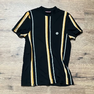 Tröja från ASOS - T-shirt från ASOS som aldrig är använd.