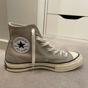 Converse skor  - Superfina converse skor, aldrig använda dessutom! Säljer pga att de tyvärr inte kommer till användning. Modellen heter Converse Chuck Taylor All Star 70. Nypris 969kr! Hör av er vid frågor 💕 