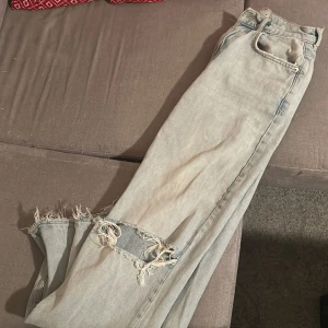 Jeans  - Jeans från Gina tricot med hål på knäna Storlek 36 men små i storleken 