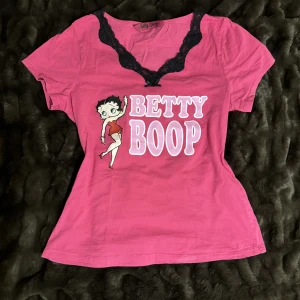 Betty boop T-shirt  - Super söt Betty boop T-shirt, som ny och jättebra kvalitet 🎀 pris är diskuterbart 💕