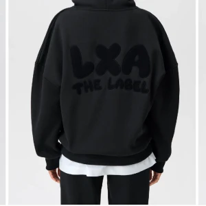 Lxa hoodie - Säljer (eller byter mot en S) min nästan helt nya lxa hoodie då den är lite liten för mig. Storlek Xs så fin och skön. Är mörkgrå i färgen med svart text. Slutsåld online🫶🏻
