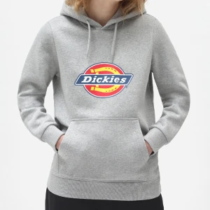 Dickies Hoodie - Säljer då de inte är min stil och den kommer därför inte till användning❤️ Den har gott sönder lite vid halsen. Men de kan man säkert sy ihop. ❤️ köparen står för frakten