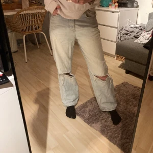 Jeans - Säljer dessa Gina Tricot jeans 90s High waist, då dem inte är min stil längre. Jeansen är även slutsålda på Gina Tricot. Dem är använda, men finns ingen fläck eller hål. Priset kan diskuteras. Jag står inte för frakten! ❤️