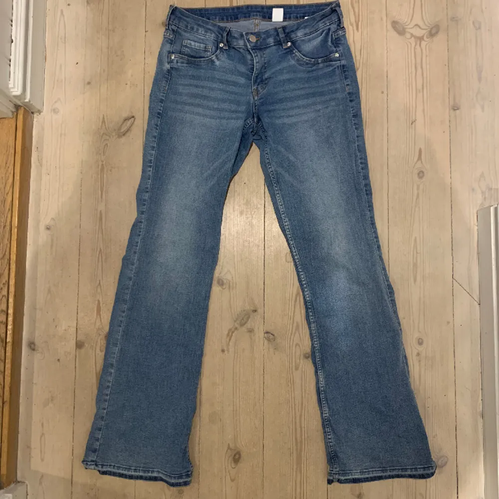 Så fina Lågmidjade jeans som tyvärr är lite för korta för mig:( Jag är 172🌸Storlek 42 men är som en 40 men väldigt stretchiga. Jeans & Byxor.