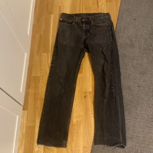 Levis 501  - Schyssta 501 jeans från Levis som använts väl men är fortfarande i gott skick. Hör av dig vid funderingar! 
