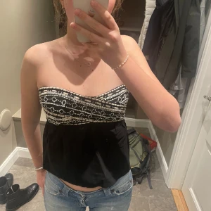 Zara Bandeau Topp  - Jättefin bandeau topp från Zara,  i storlek S. Köpt för 320kr ❤️