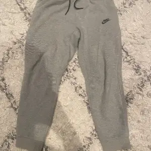Nike tech fleece byxor i grå Storlek 158cm barn