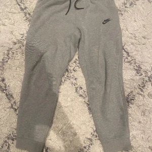Nike tech fleece byxor - Nike tech fleece byxor i grå Storlek 158cm barn