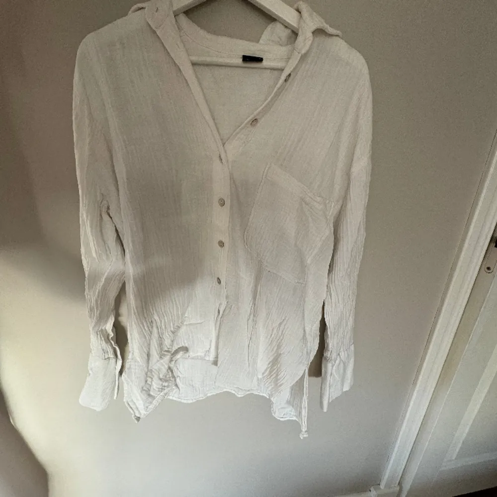Säljer denna oversize skjorta från gina tricot storlek S, sparsamt använd🥰. Skjortor.