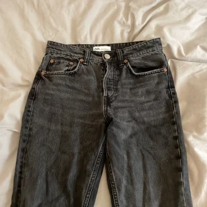 Jeans - Säljer nu mina jätte fina zara jeans då dom blivit för små för mig! Dom är i modellen straight   , jag är 167 och dom sitter bra på mig. Köpte dom för 499kr ungefär💕