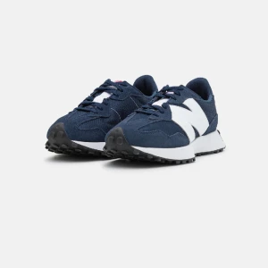 New Balance 327 - New Balance sneakers i bra skick, endast använda ett fåtal gånger! 