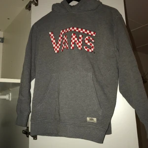 Vans tröja, - Vans tröja  Som inte används på ett bra tag av ingen lust, Ngn som är intresserad bara skriv   Sägs bara Xl men känns som L 