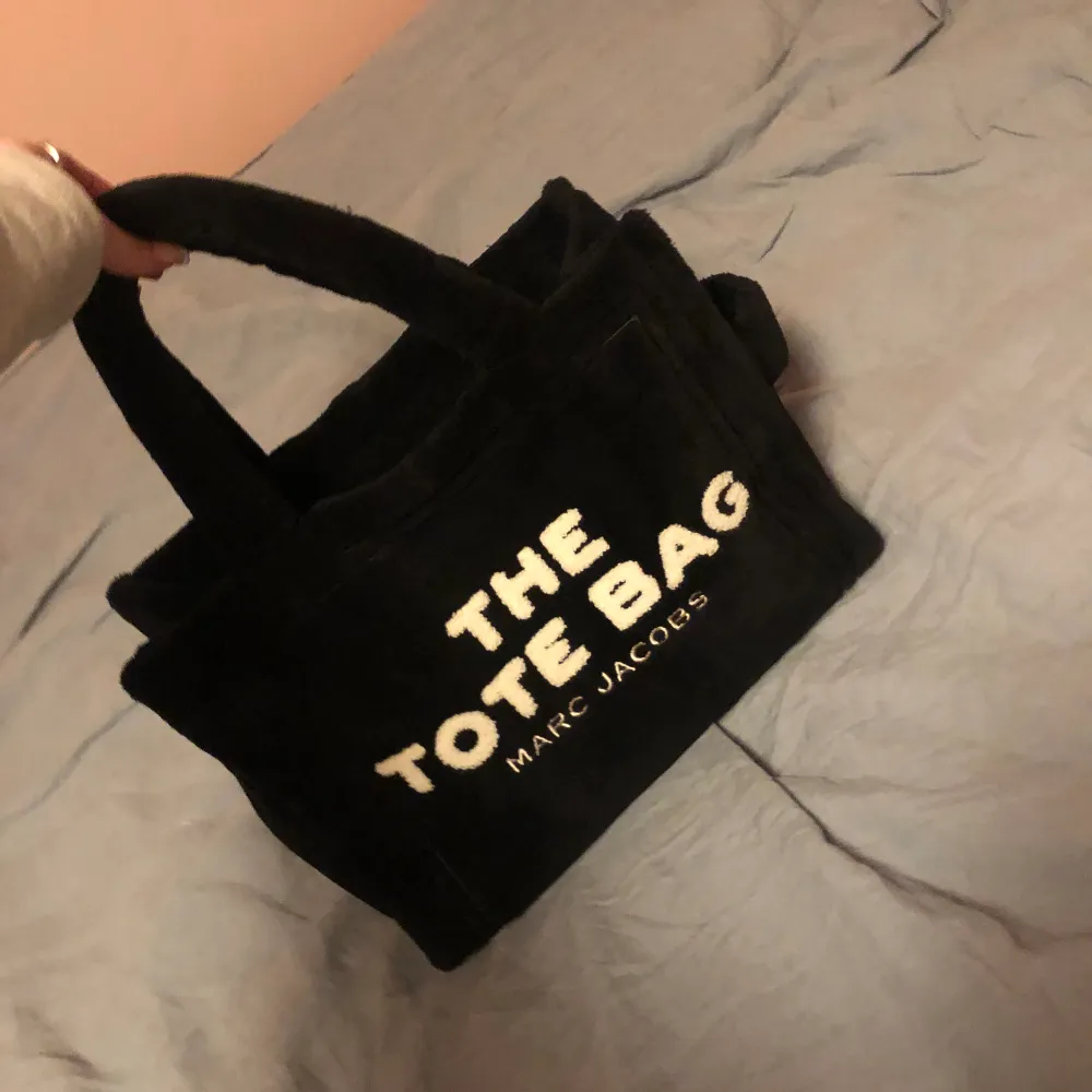 Svart Marc Jacobs Tote Bag. Väskan är som ny och knappt använd. Fick den i present förra året men inte min stil därav säljer jag den. För mer info kontakta mig.. Väskor.