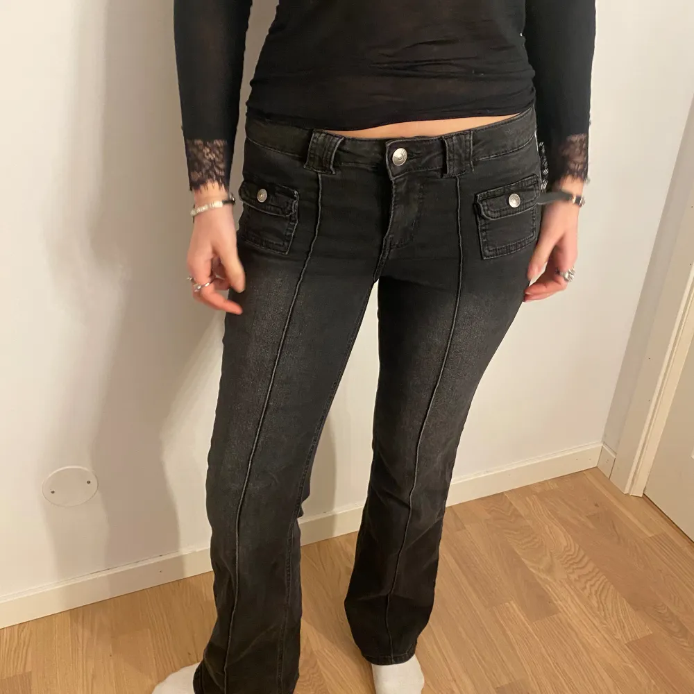 Skit fina nya gråa/svarta jeans, knappt använda säljer då jag har ett annat par liknande jeans.💗. Jeans & Byxor.