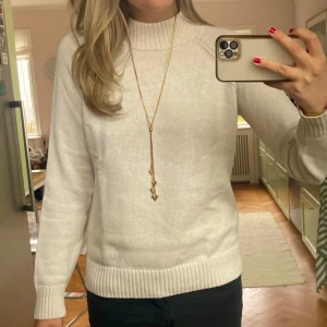 Så vacker stickad tröja - Så snygg stickad tröja, perfekt till en klänning nu till sommaren! 💕